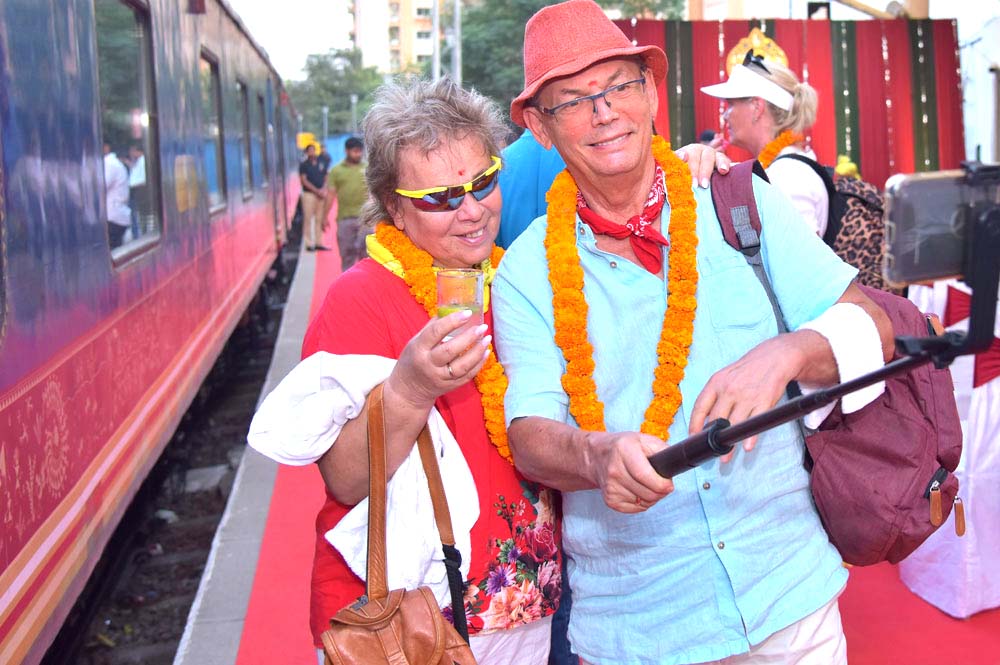 Pic of Guests on Deccan Odyssey